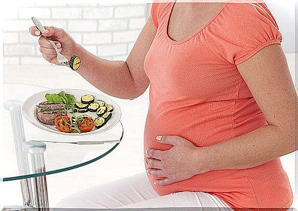 pregnant woman eating healthy