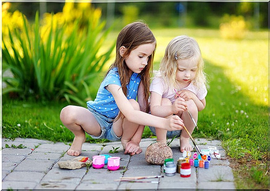 Girls making crafts to celebrate the summer.