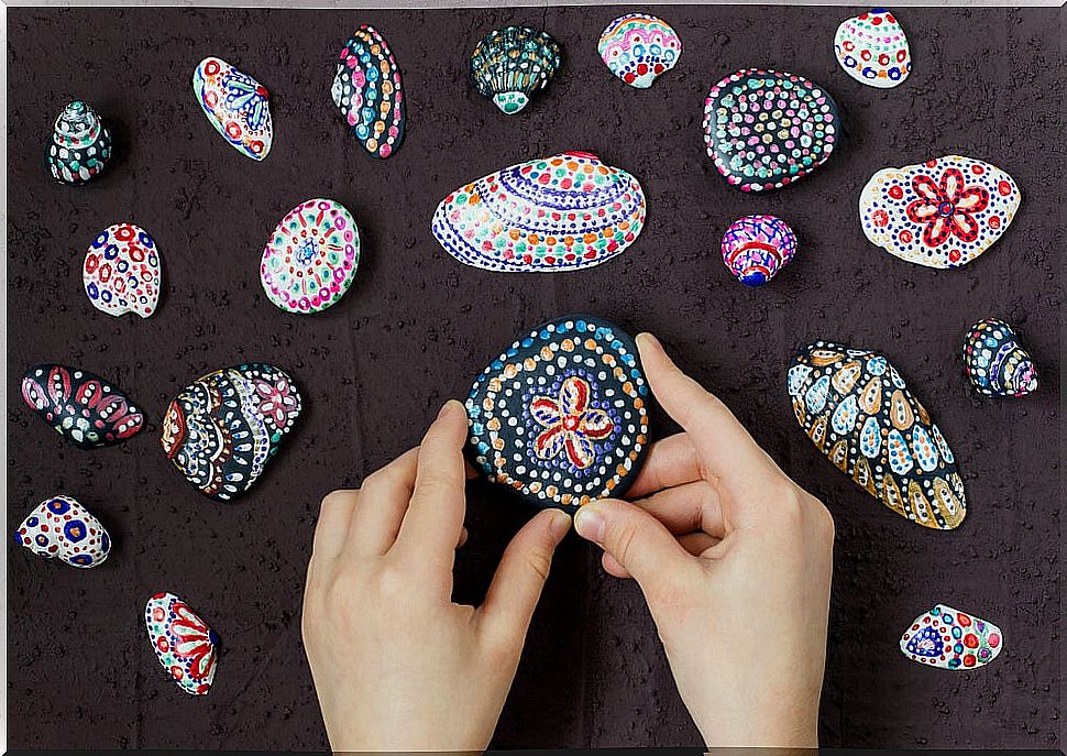 Painting shells is one of the easiest summer crafts to do.