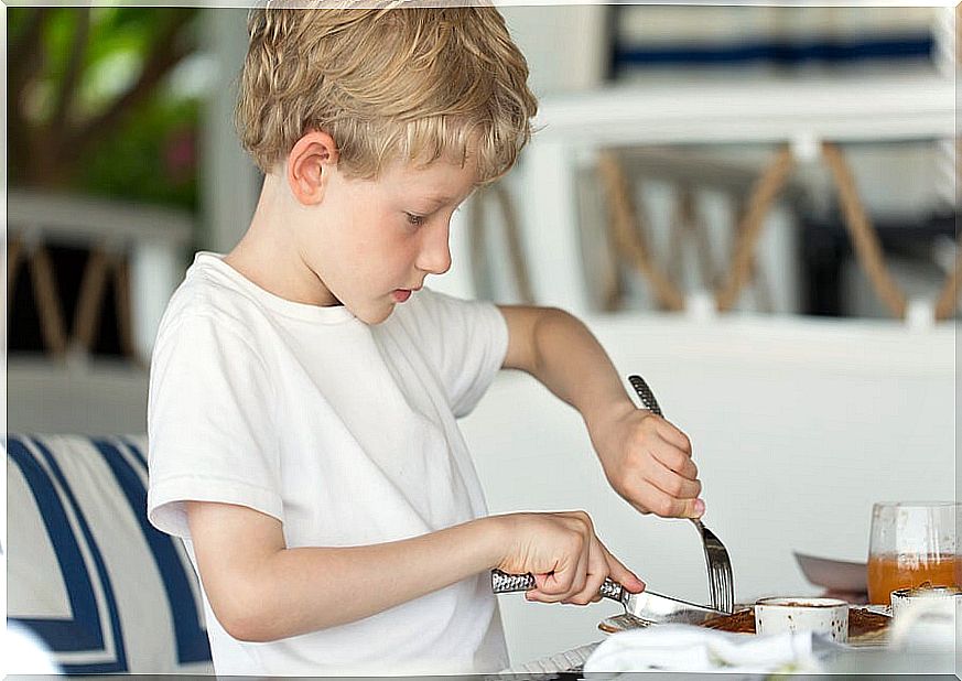 At what age can a child use a knife and fork?