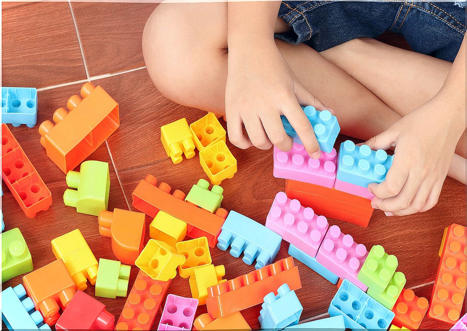 Child playing with LEGO Education at home.