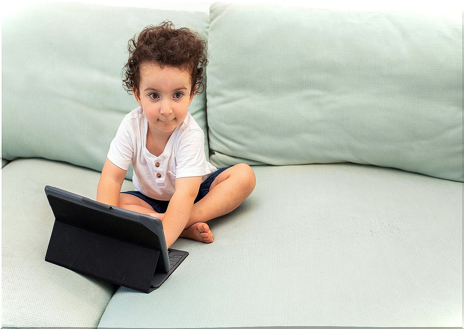 How do screens affect my child's language?