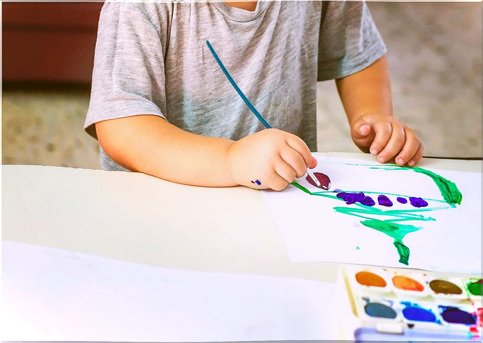 Child doing painting to be able to analyze his drawings later.