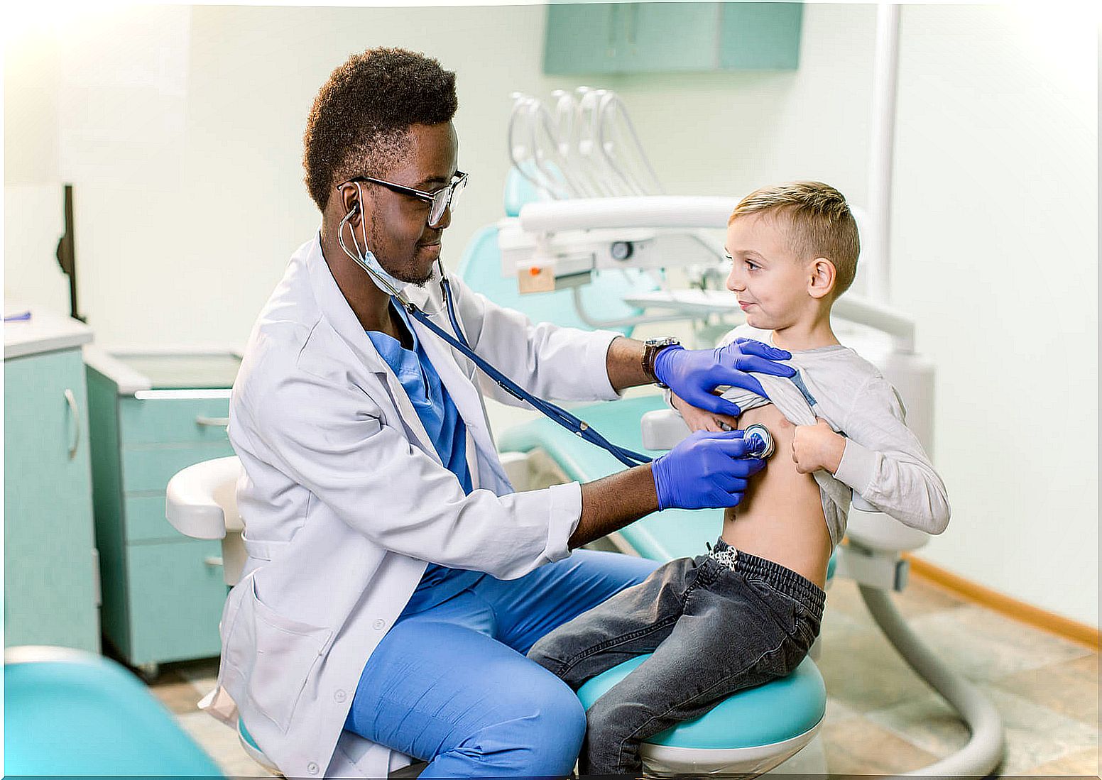 Child in consultation with the pediatrician.