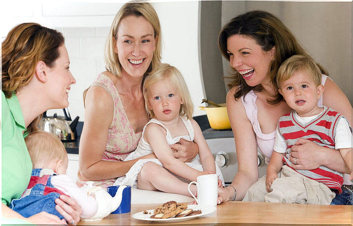 Mom talking to her motherhood support group to find out if her baby talks late.