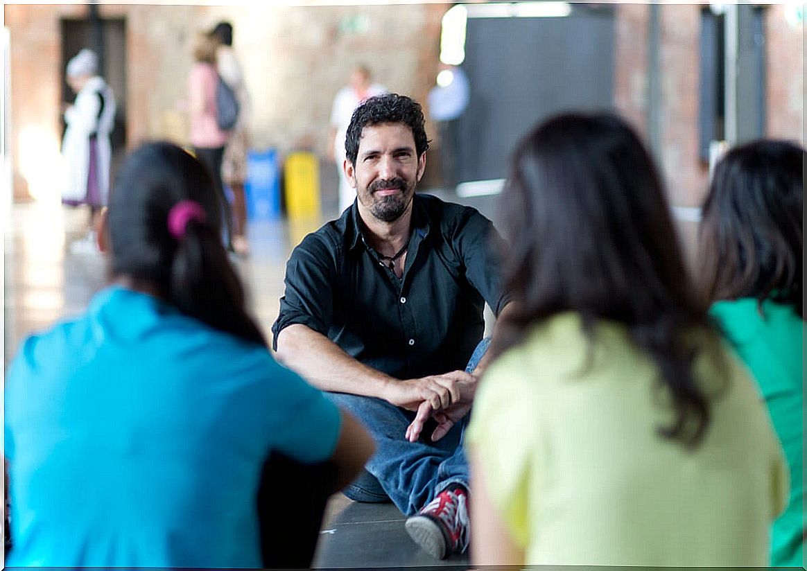 César Bona in the courtyard with students.