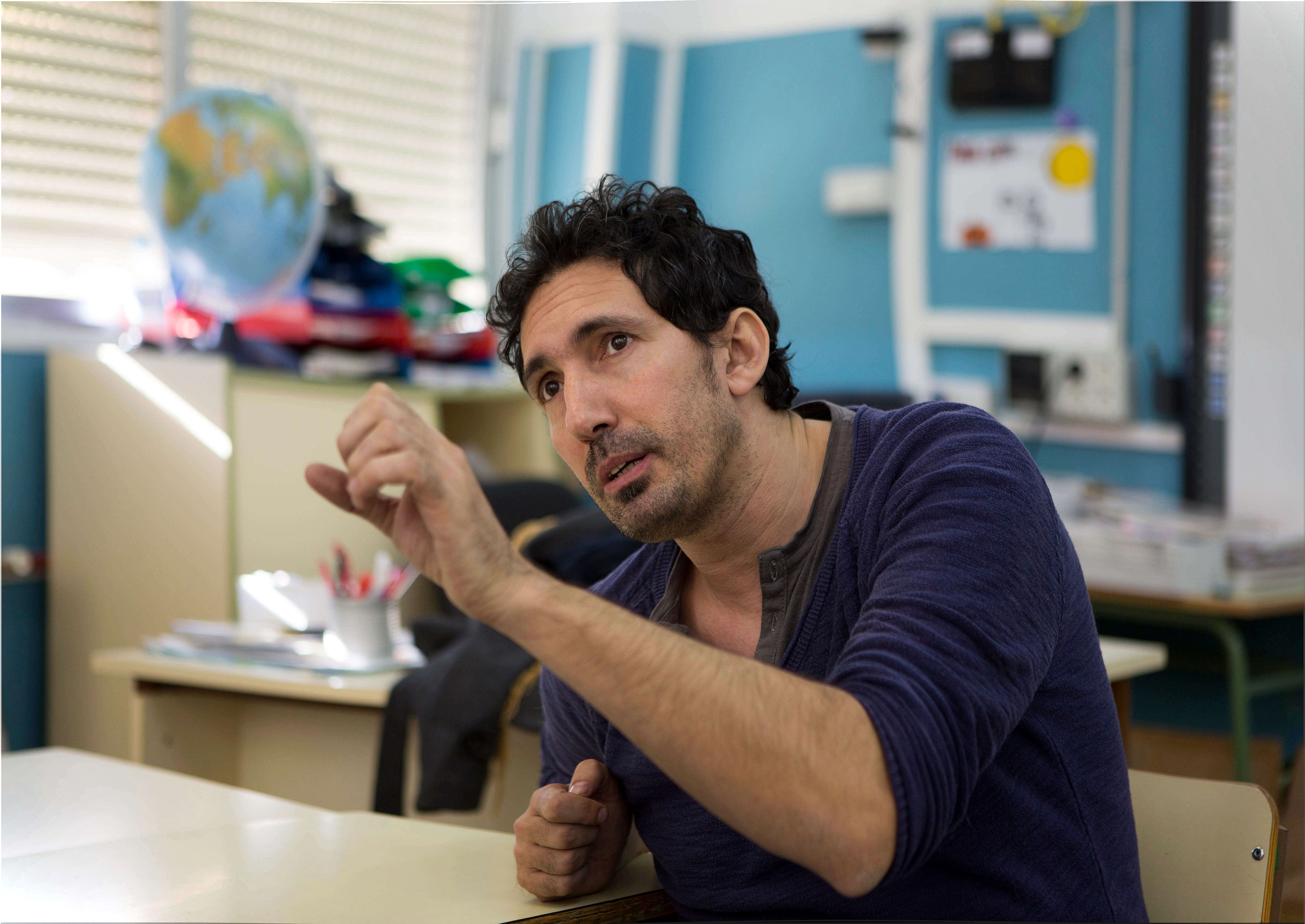 César Bona in the classroom.