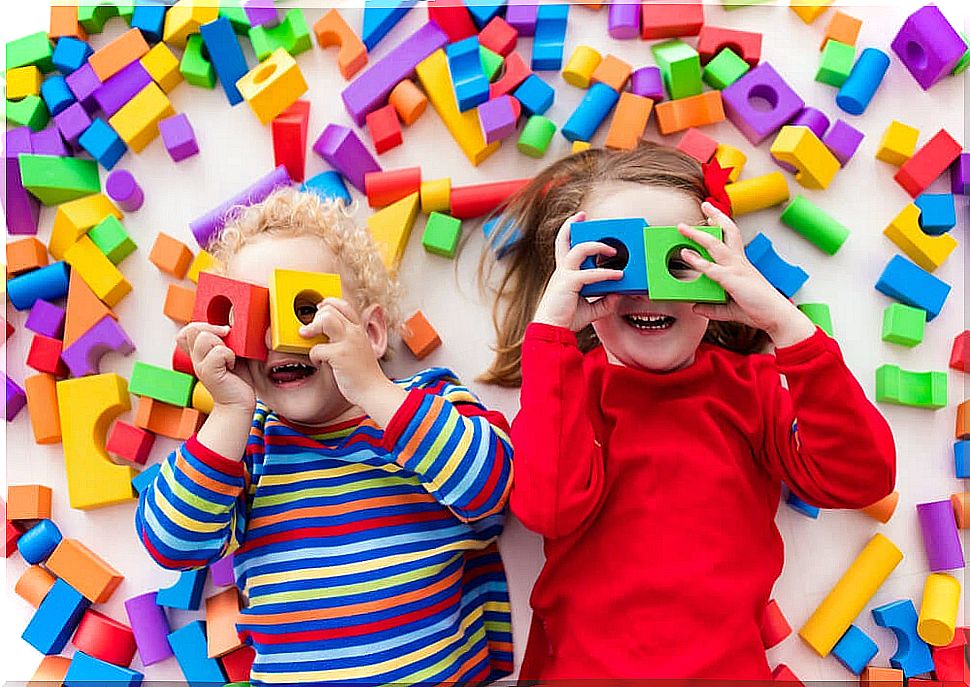 Children collecting the pieces used during the heuristic game.