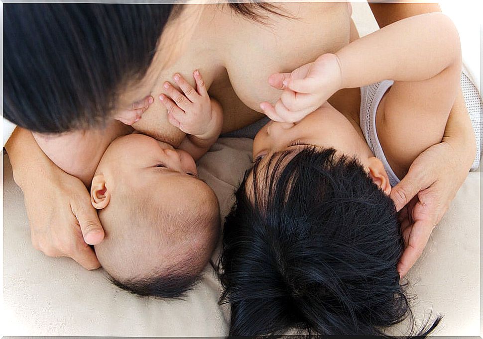 Tips for breastfeeding your baby and older child at the same time