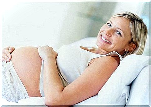 Pregnant-woman-lying-happy