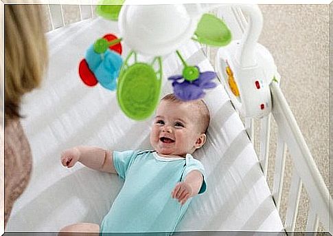 The colored mobiles are suitable to decorate the crib of the baby's room